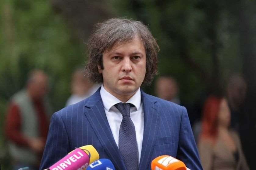 „გახარია საქართველოსთვის“ დღემდე არ აღიარებს კონსტიტუციურ წყობილებას, ხელისუფლების ლეგიტიმაციას, აქედან გამომდინარე, უალტერნატივო იყო სარჩელში ამ პარტიის დამატებაც - პრემიერი