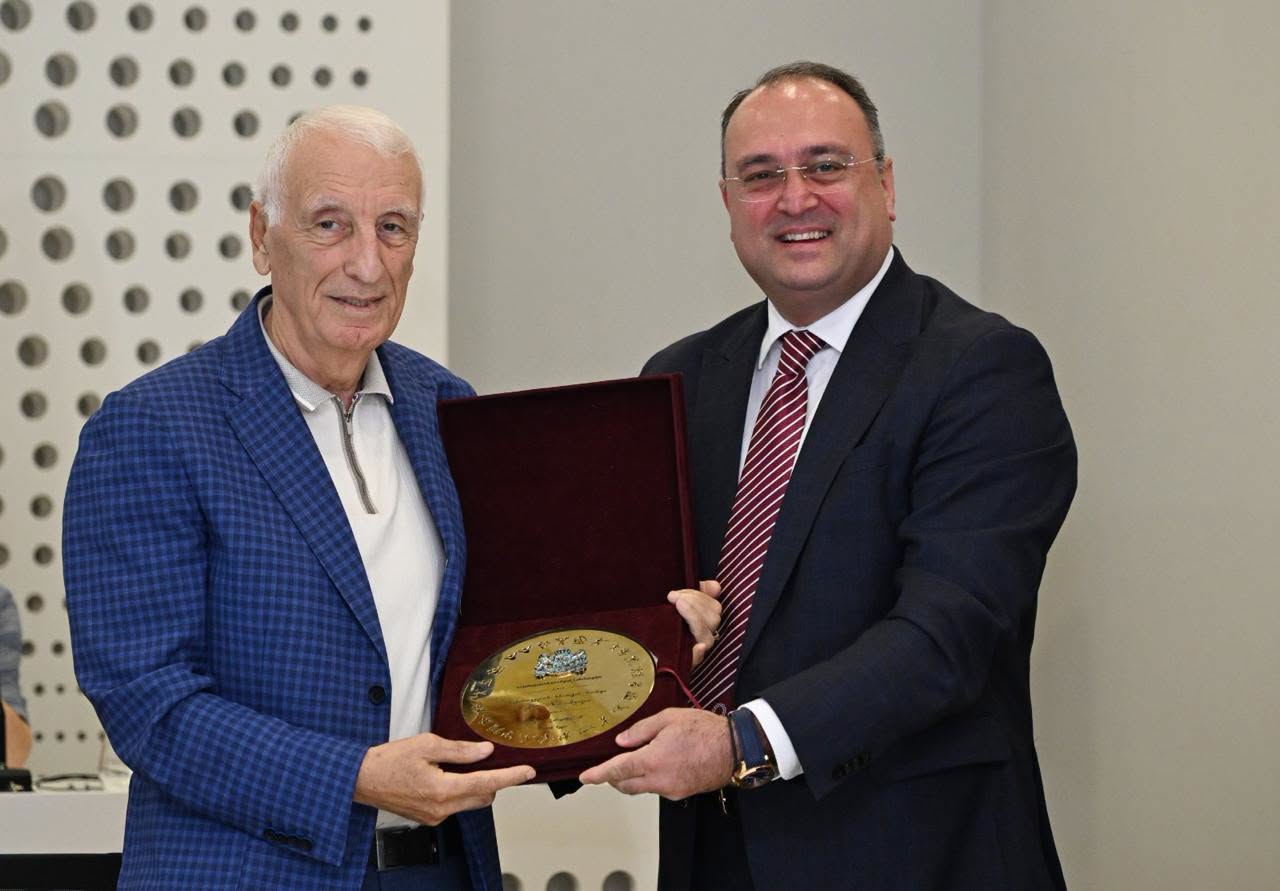 საქართველოში ოლიმპიური მოძრაობის ერთ-ერთ ფუძემდებელს, ეროვნული ოლიმპიური კომიტეტის გენერალურ მდივანს - ემზარ ზენაიშვილს, სპორტის რაინდის წოდება მიენიჭა