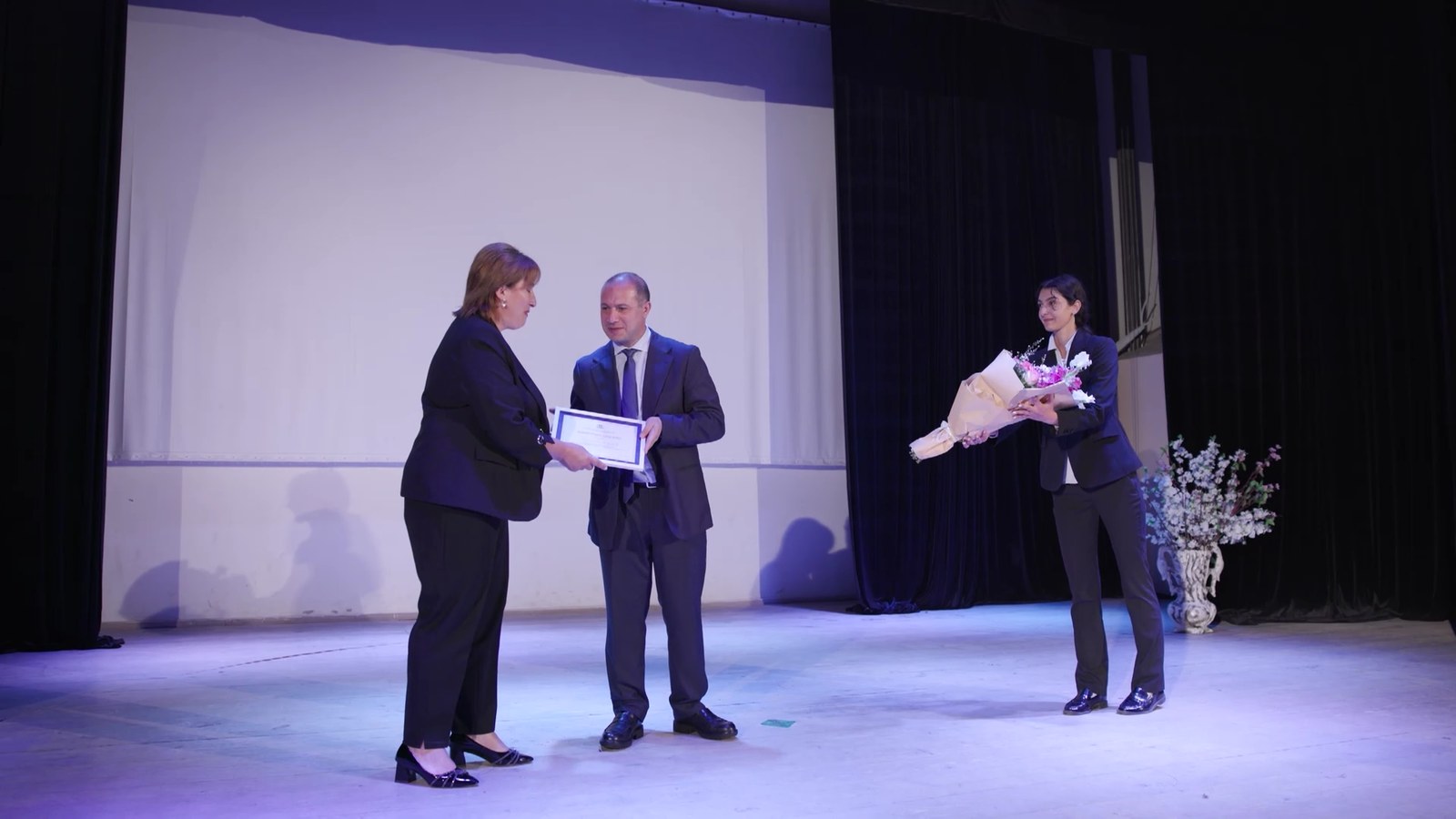 გივი მიქანაძემ ხარაგაულის, ტყიბულისა და თერჯოლის მუნიციპალიტეტების ღვაწლმოსილი პედაგოგები განათლებაში შეტანილი განსაკუთრებული წვლილისთვის, მადლობის სიგელებით დააჯილდოვა