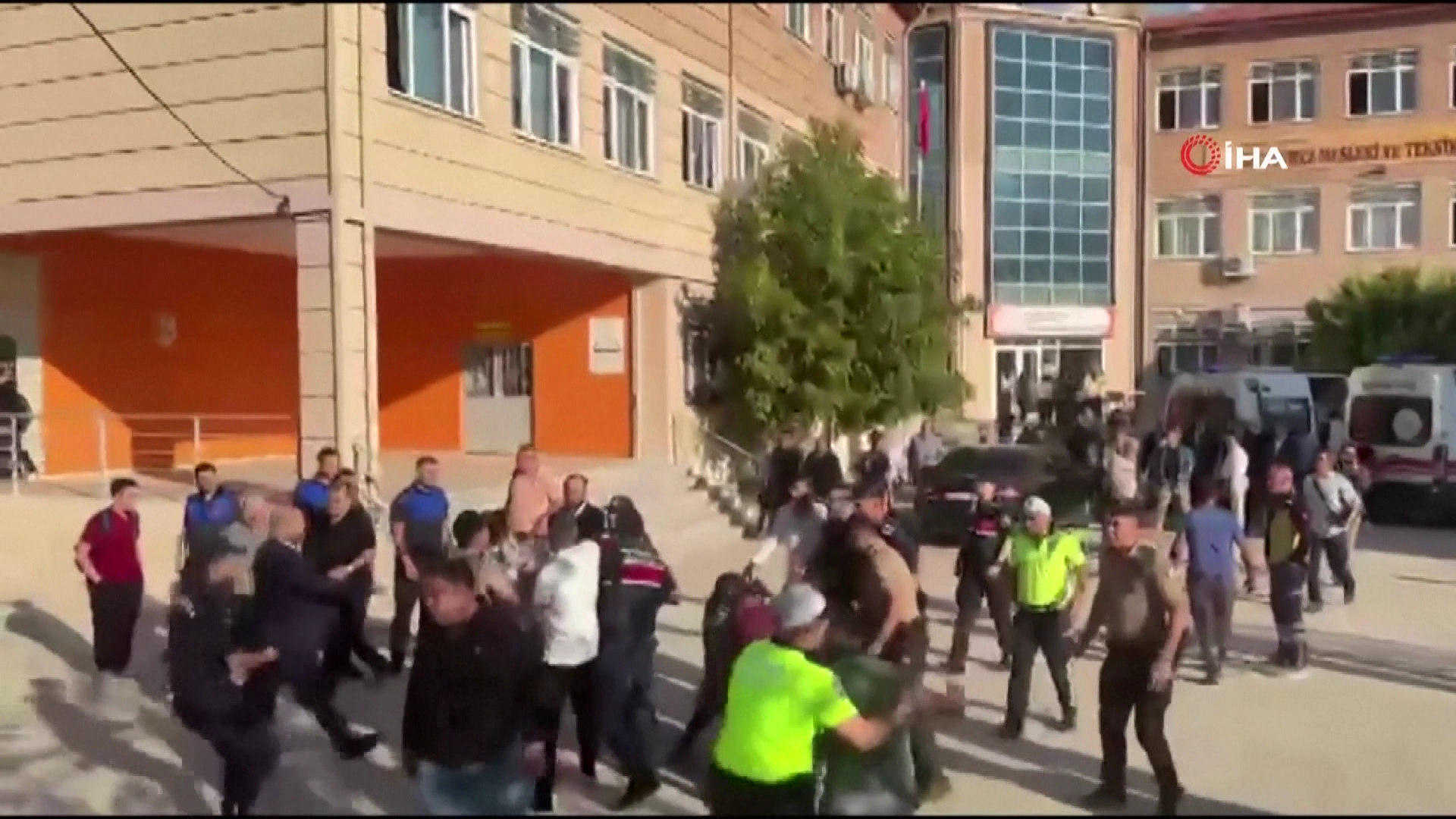 თურქეთის ერთ-ერთ სკოლასთან შეიარაღებულმა პირმა ცეცხლი გახსნა, არიან დაშავებულები