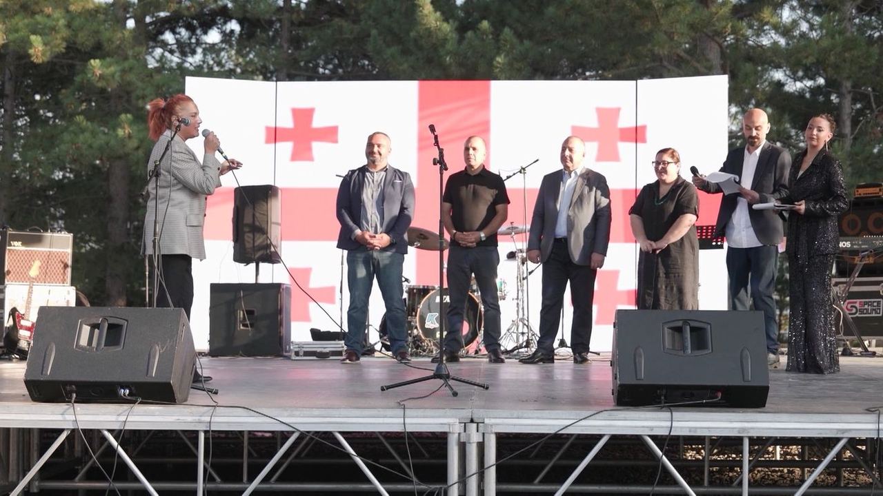 ხაშურის მუნიციპალიტეტის ღვაწლმოსილი პედაგოგები მადლობის სიგელებით დააჯილდოეს