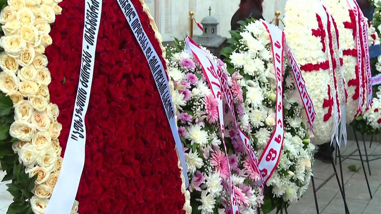 თბილისში, დილიდან გმირთა მოედანზე მოქალაქეებმა დაიწყეს მისვლა და აფხაზეთის ომში დაღუპულთა გახსენება და პატივის მიგება