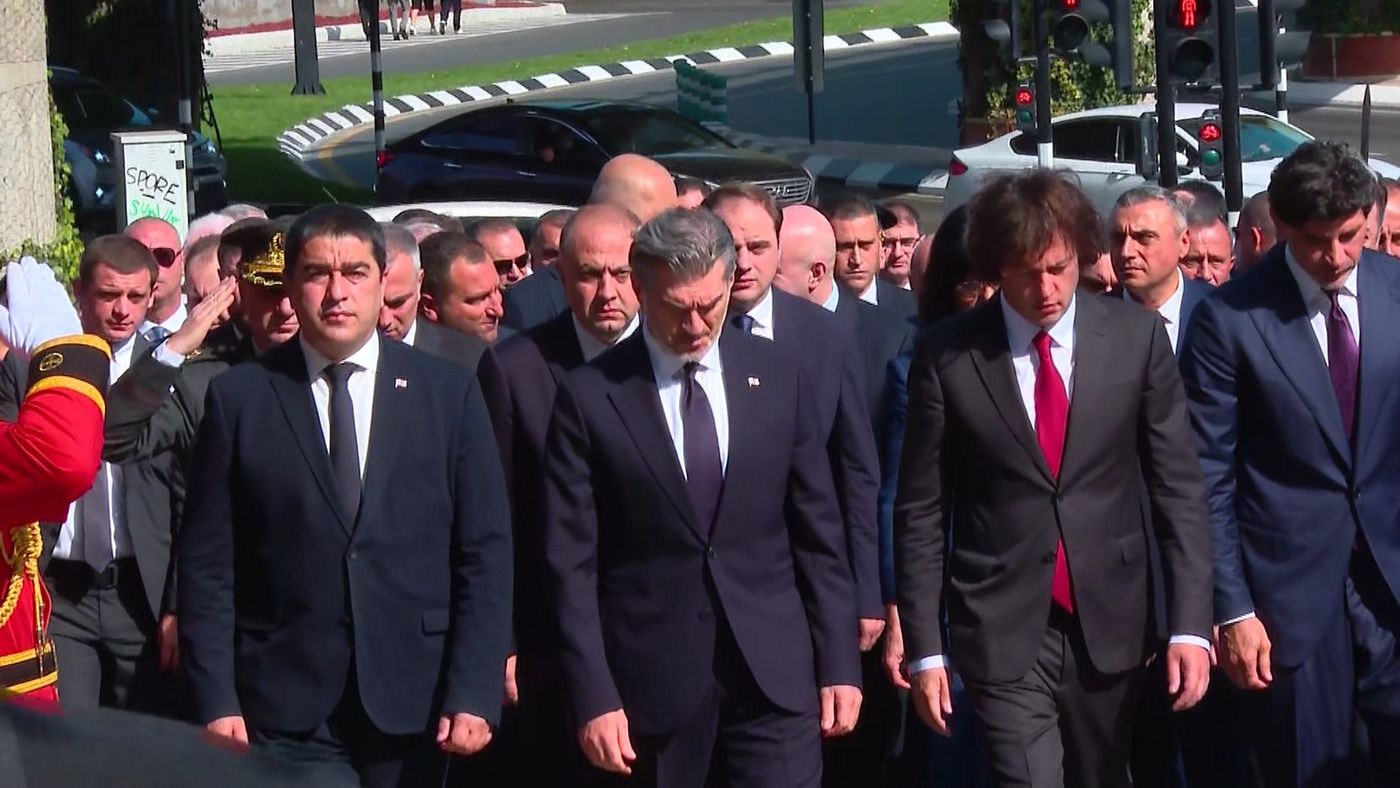 გმირთა მოედანზე საქართველოს პრემიერ-მინისტრი, პარლამენტის თავმჯდომარე, პრეზიდენტი და მთავრობისა და პარლამენტის წარმომადგენლები მივიდნენ