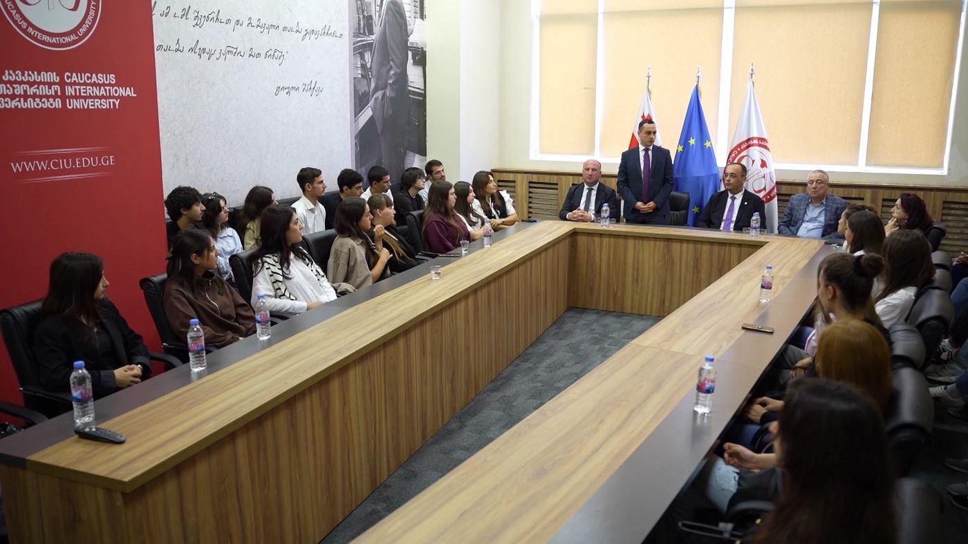 აფხაზეთის ავტონომიური რესპუბლიკის მთავრობის თავმჯდომარე გიორგი ჯინჭარაძე, კავკასიის საერთაშორისო უნივერსიტეტის სტუდენტებს შეხვდა
