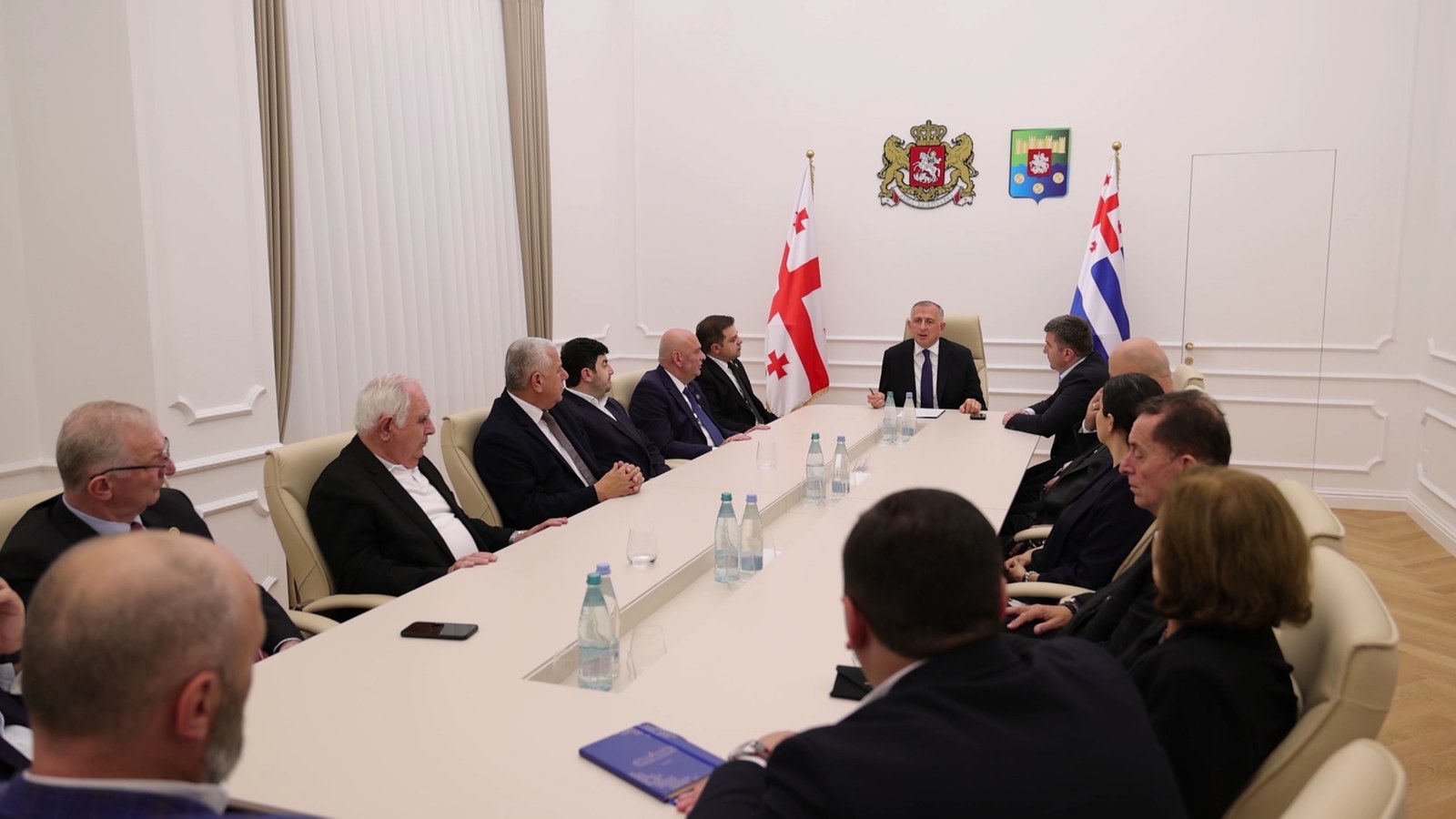 აჭარის მთავრობის თავმჯდომარე ზურაბ პატარაძე უმაღლესი საბჭოს თავმჯდომარეს და უმრავლესობის წევრებს შეხვდა