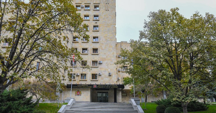 პროკურატურა: თოთხმეტი წლის ასაკს მიუღწეველი 2 არასრულწლოვანის მიმართ ჩადენილი გარყვნილი ქმედების, სექსუალური ხასიათის ქმედების იძულების და პირადი ცხოვრების საიდუმლოს ხელყოფის ფაქტებზე ერთ პირს ბრალდება წარედგინა