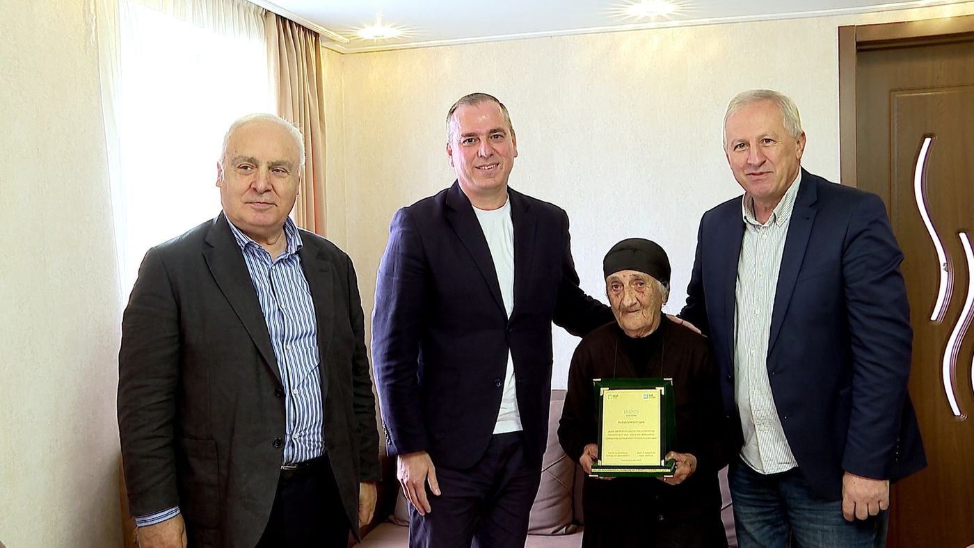 ხანდაზმულთა საერთაშორისო დღე 100 წლის თამარ გორჯელაძეს საარჩევნო ადმინისტრაციის წარმომადგენლებმა მიულოცეს
