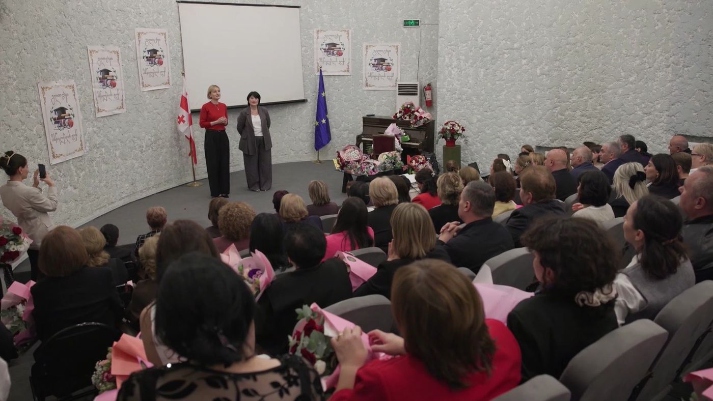 “მასწავლებლის ეროვნული დღის” ფარგლებში ნაყოფიერი პროფესიული საქმიანობისთვის მადლობის სიგელები ყვარლისა და ლაგოდეხის მუნიციპალიტეტების სკოლის მასწავლებლებს გადაეცათ