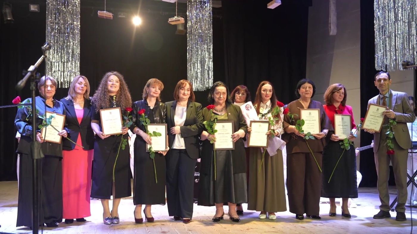 ბათუმსა და ქობულეთში ღვაწლმოსილი პედაგოგები დააჯილდოეს