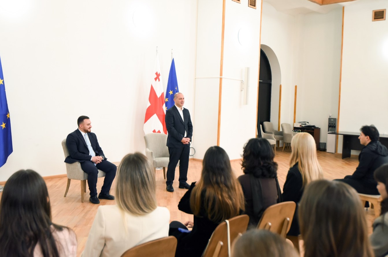 გივი მიქანაძემ შეხვედრა გამართა ახალგაზრდებთან, რომლებიც სამინისტროს სისტემაში ანაზღაურებად სტაჟირებას გაივლიან