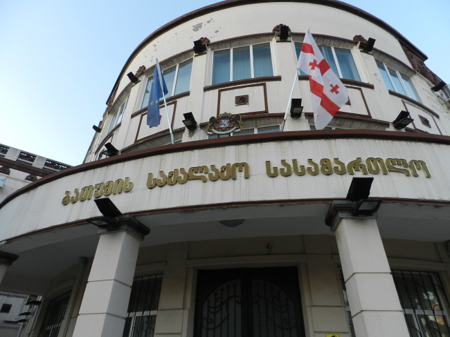 ბათუმის სასამართლომ ე.წ. ქურდული სამყაროს წევრობაში ბრალდებულ 19 პირს პატიმრობა შეუფარდა
