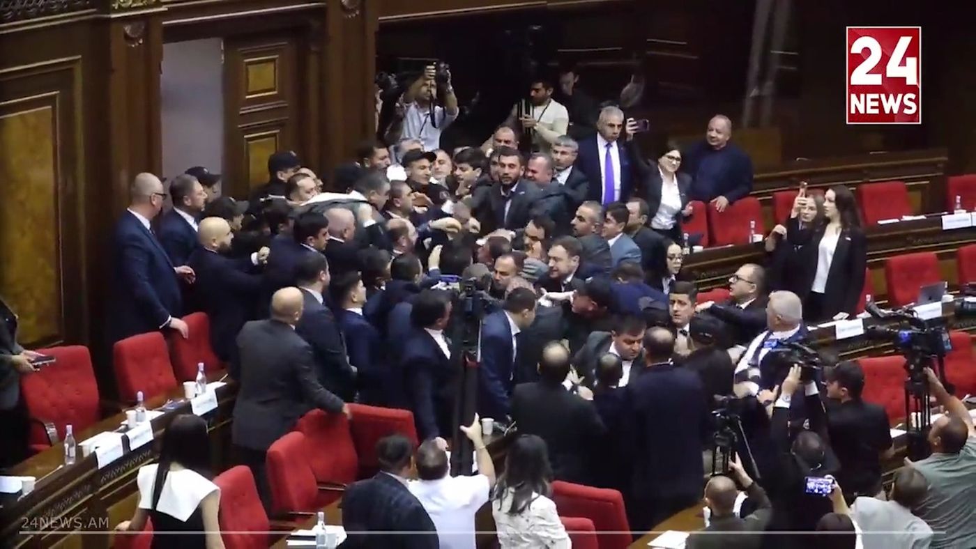 სომხეთის პარლამენტში დეპუტატები ერთმანეთს ფიზიკურად დაუპირისპირდნენ
