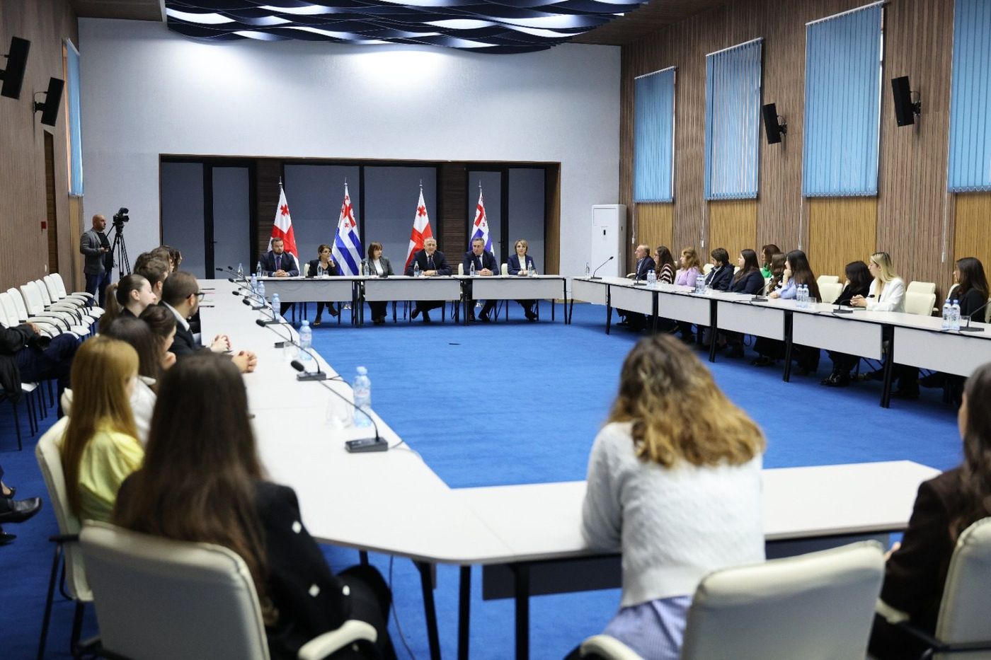 აჭარის მთავრობის თავმჯდომარე ზურაბ პატარაძე საქართველოს პრემიერ-მინისტრის ინიცირებული ანაზღაურებადი სტაჟირების პროგრამით შერჩეულ ახალგაზრდებს შეხვდა