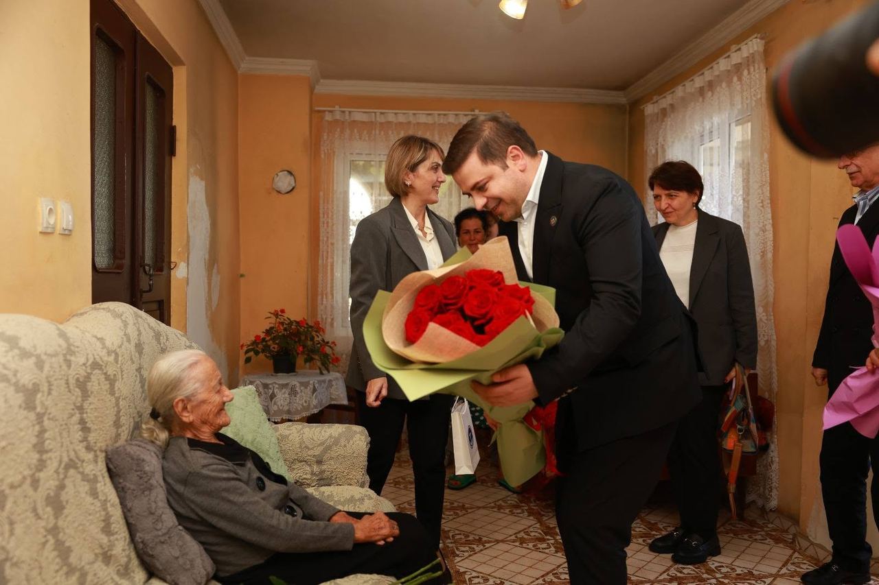 ცოტნე ანანიძე, სოფელ ბობოყვათში მცხოვრებ აიშე ანანიძეს ესტუმრა და100 წლის იუბილე მიულოცა