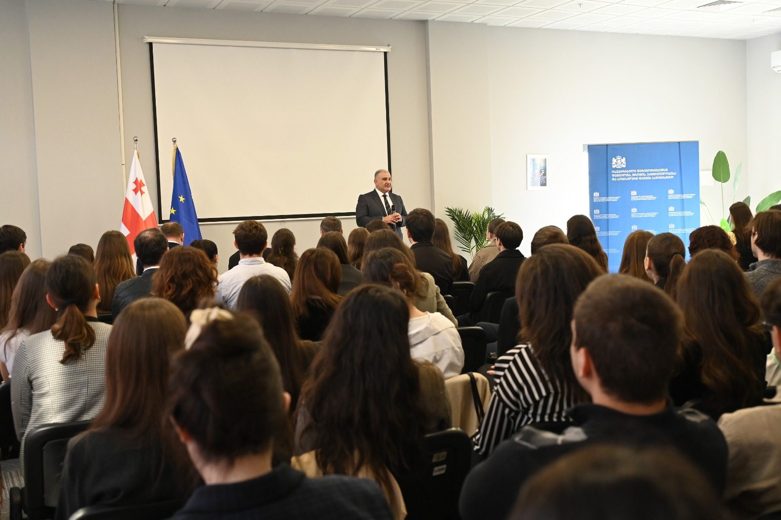 ჯანდაცვის სამინისტრო - მიხეილ სარჯველაძე ჯანდაცვის სამინისტროს სისტემაში დასაქმებულ სტაჟიორებს შეხვდა