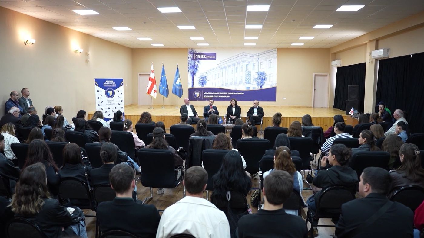 აფხაზეთის მთავრობის თავმჯდომარე სოხუმის სახელმწიფო უნივერსიტეტის სტუდენტებს შეხვდა