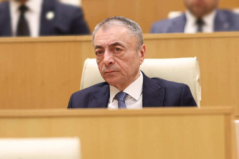 თენგიზ შარმანაშვილი ვიკა ბუკიაზე: ძალიან რთულია იმ კონტინგენტთან ურთიერთობა, რომელსაც გაგონილის შინაარსის გაგება არ შეუძლია, ისე, გარეგნობაზე საუბარი არა მგონია, ზოგიერთების ძლიერი მხარე იყოს