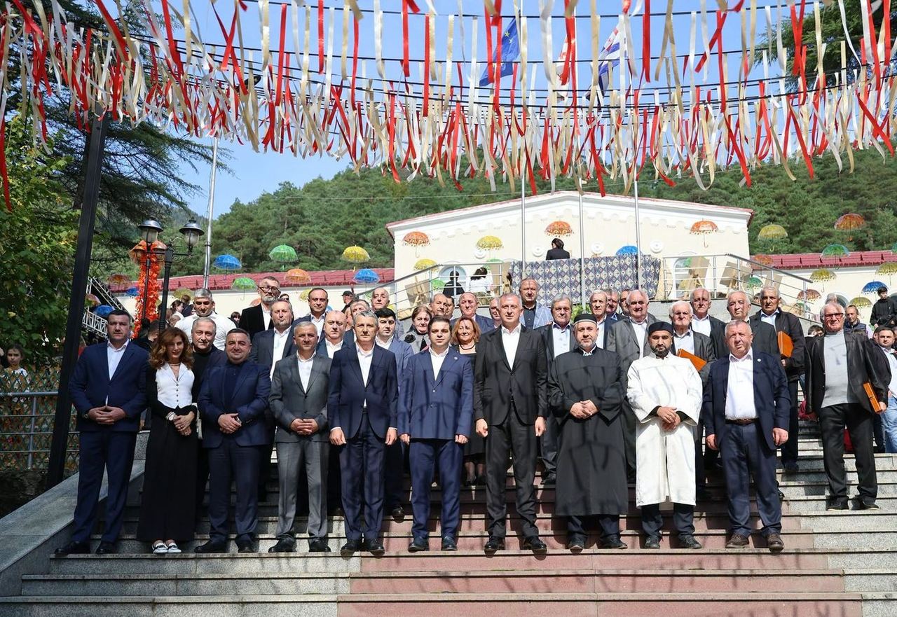აჭარის მთავრობის თავმჯდომარე ზურაბ პატარაძე, რეგიონის უმაღლესი საბჭოს თავმჯდომარესთან ცოტნე ანანიძესთან ერთად სახალხო დღესასწაულს "შუახევობას" დაესწრო