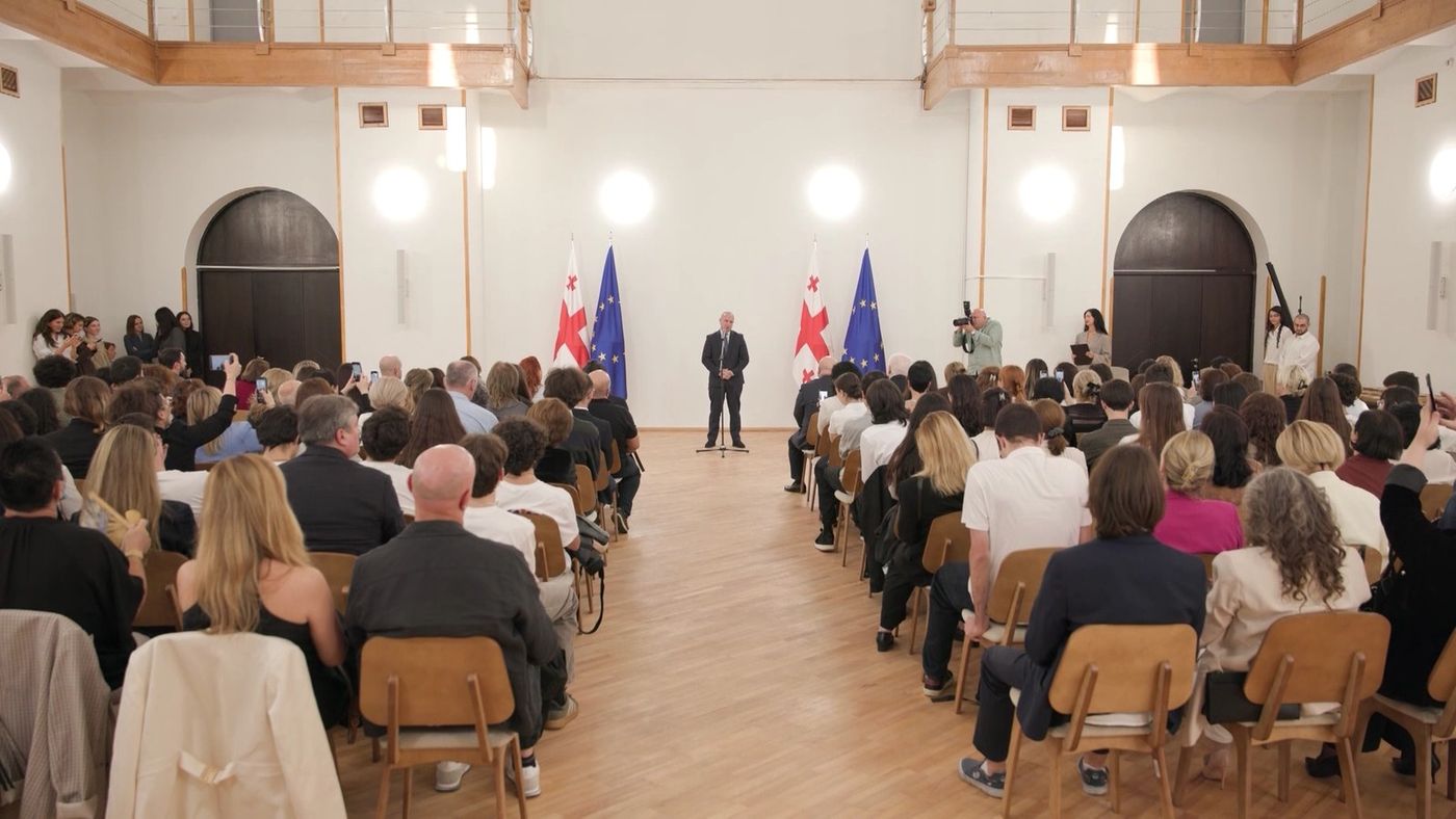 გივი მიქანაძემ, შეფასებისა და გამოცდების ეროვნული ცენტრის დირექტორთან ერთად, 2025-2026 სასწავლო წლის ეროვნული სასწავლო ოლიმპიადის გამარჯვებული მოსწავლეები დააჯილდოვა