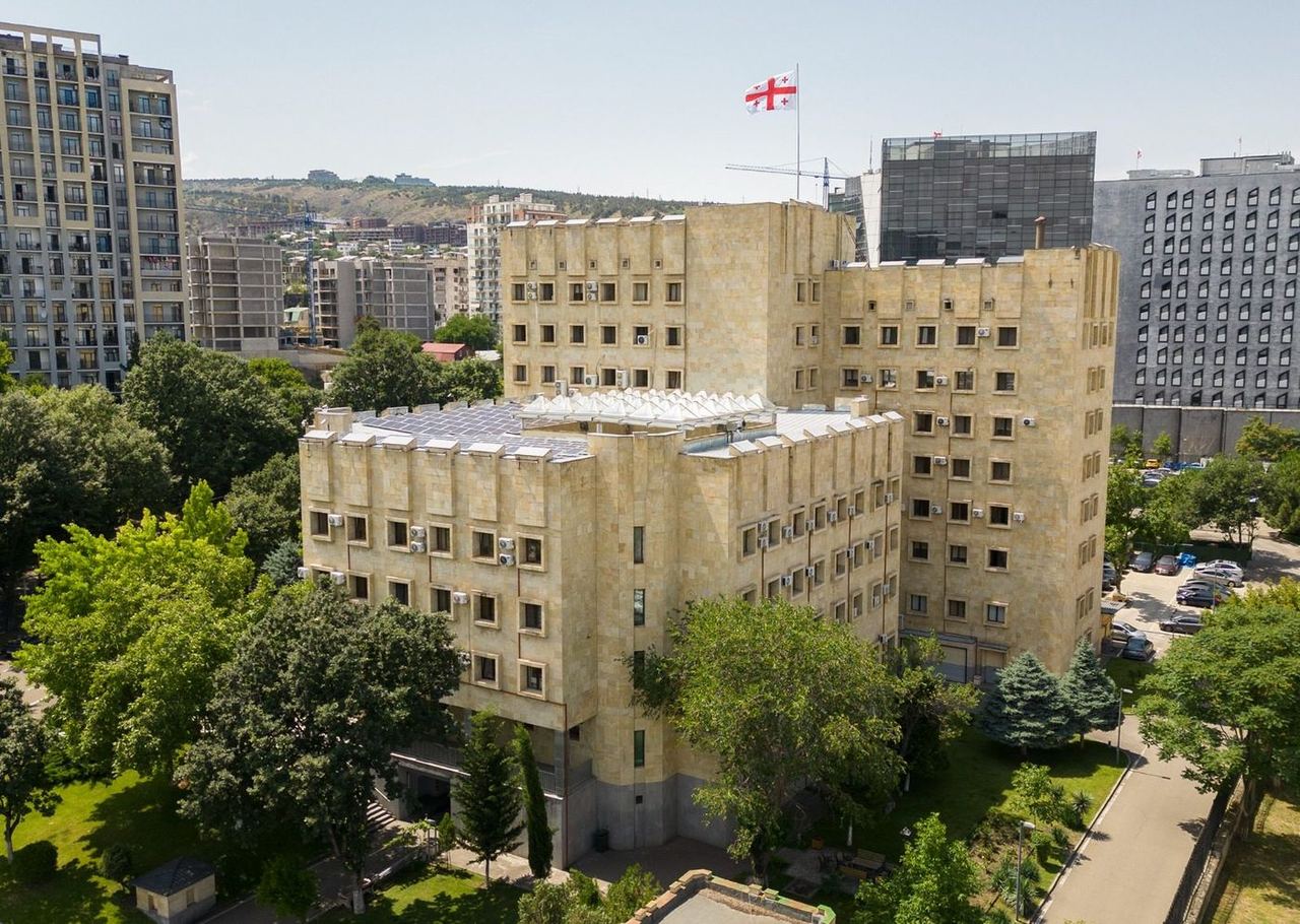 პროკურატურის მიერ წარდგენილი მტკიცებულებების საფუძველზე, განზრახ მკვლელობის ფაქტზე ბრალდებული სასამართლომ დამნაშავედ ცნო