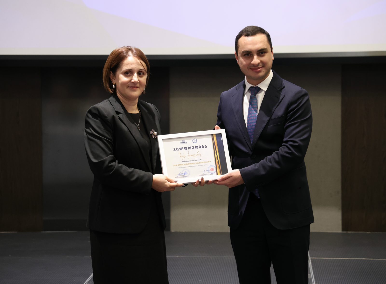 აფხაზეთის ავტონომიური რესპუბლიკის მთავრობის ორგანიზებით, აფხაზეთის საჯარო სკოლების 2026 წლის საუკეთესო მასწავლებლებისა და ღვაწლმოსილი პედაგოგების დაჯილდოების საზეიმო ცერემონია გაიმართა