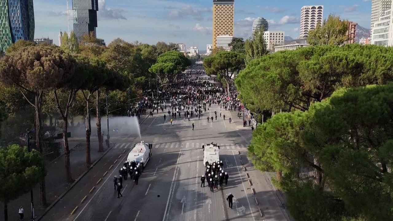 ტირანაში საპროტესტო აქციაზე 500-ზე მეტი პირი დააკავეს