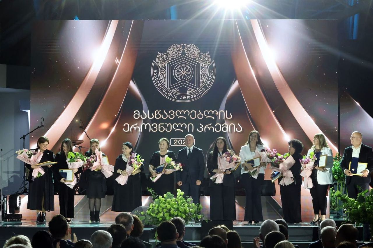 მასწავლებლის ეროვნული პრემიის 2026 წლის ათი გამარჯვებული პედაგოგი გივი მიქანაძემ დააჯილდოვა