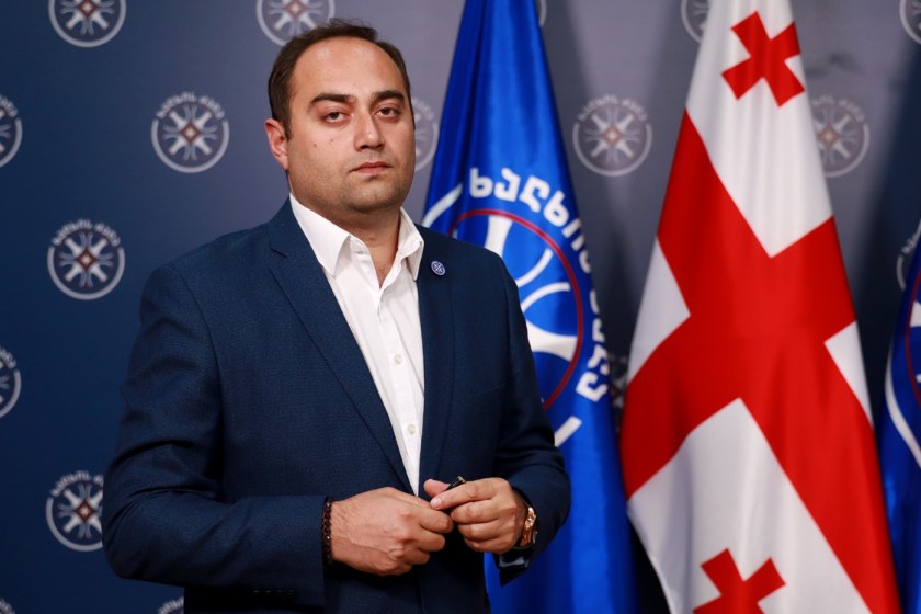 ზურაბ ქადაგიძე ანა წითლიძეზე: ბატონი თენგიზი დედის ორმოცის გამო ვერ ესწრება სასამართლო სხდომას და ეს არარაობა ქილიკობს...