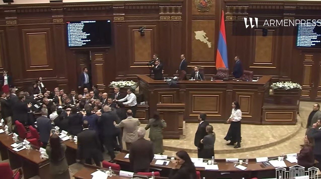 სომხეთის პარლამენტში დეპუტატები ერთმანეთს ფიზიკურად დაუპირისპირდნენ