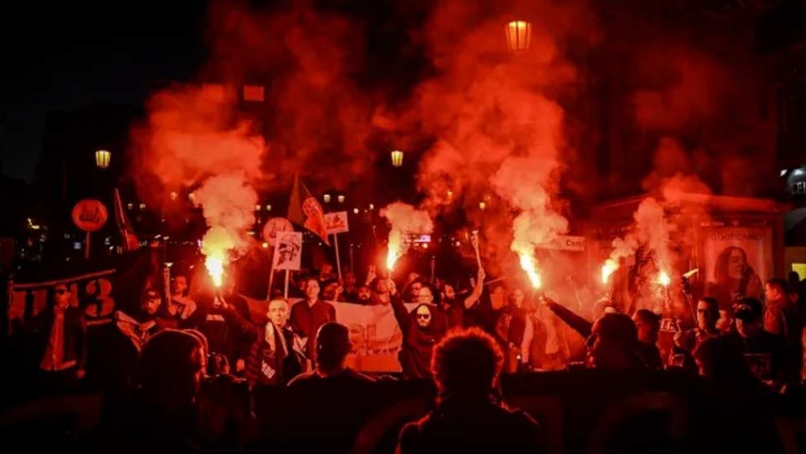 საფრანგეთის შინაგან საქმეთა მინისტრი აცხადებს, რომ 31 ოქტომბერს მასშტაბური არეულობის მაღალი რისკი არსებობს, პარიზში რამდენიმე დემონსტრაცია აიკრძალა