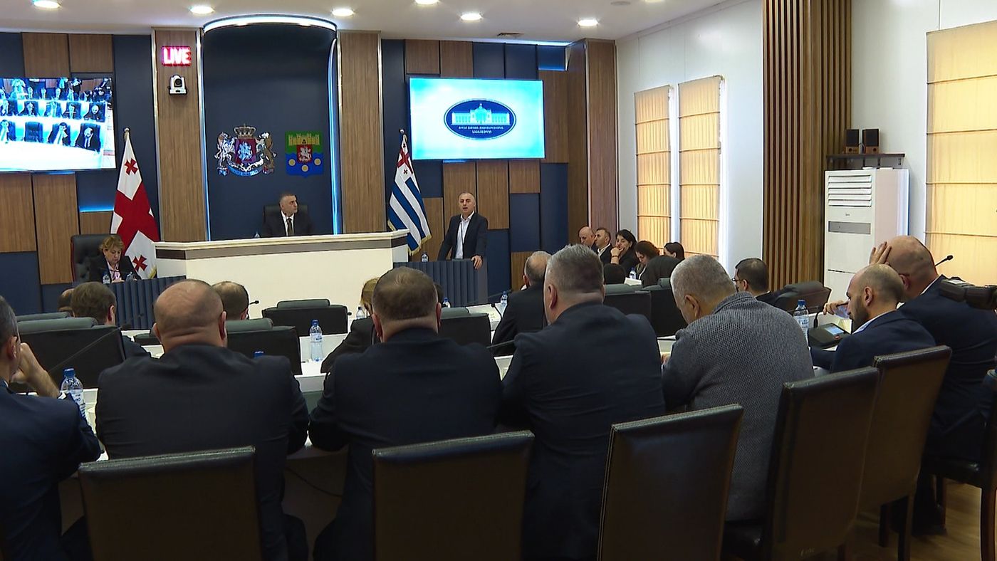 ბათუმის საკრებულომ 20 საკითხი განიხილა - ცვლილებები პარკირების წესებში და ახალი სამშენებლო ნებართვები