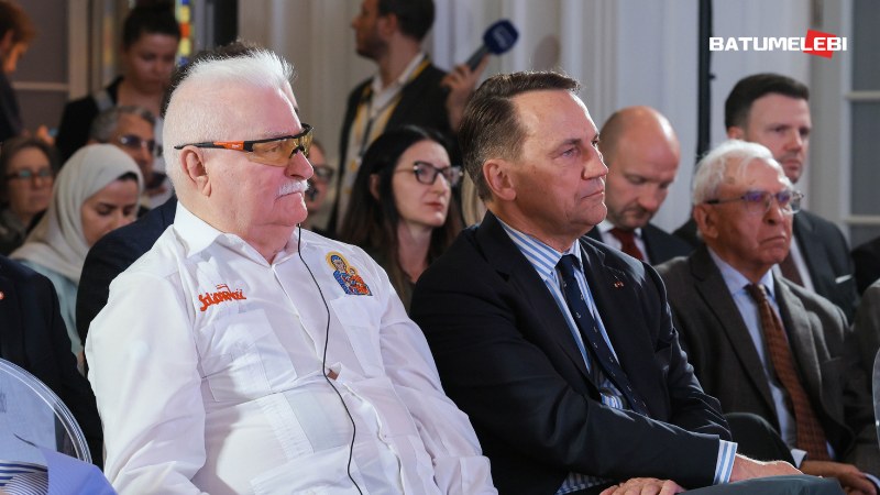 „თავისუფლება და დემოკრატია არასოდეს გვეძლევა ერთხელ და სამუდამოდ. მზიამ ეს კარგად იცის“ – სიკორსკი