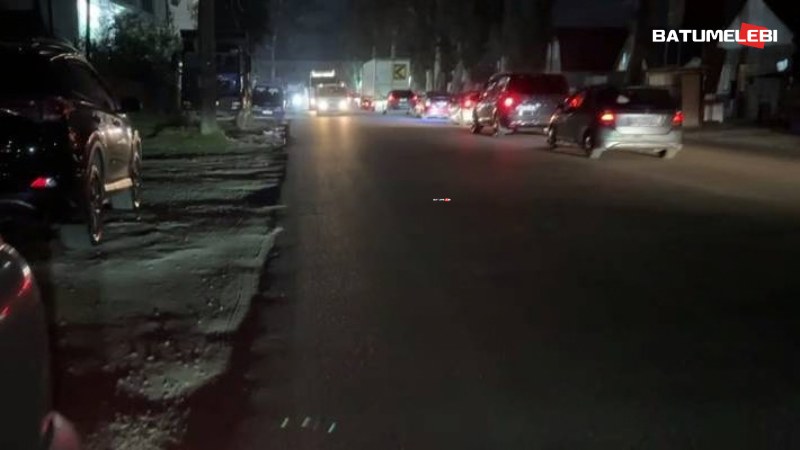 არც განათება, არც შუქნიშანი, არც ტროტუარი – ხალვაშის გამზირი ბათუმში 20 მილიონის დახარჯვის შემდეგ