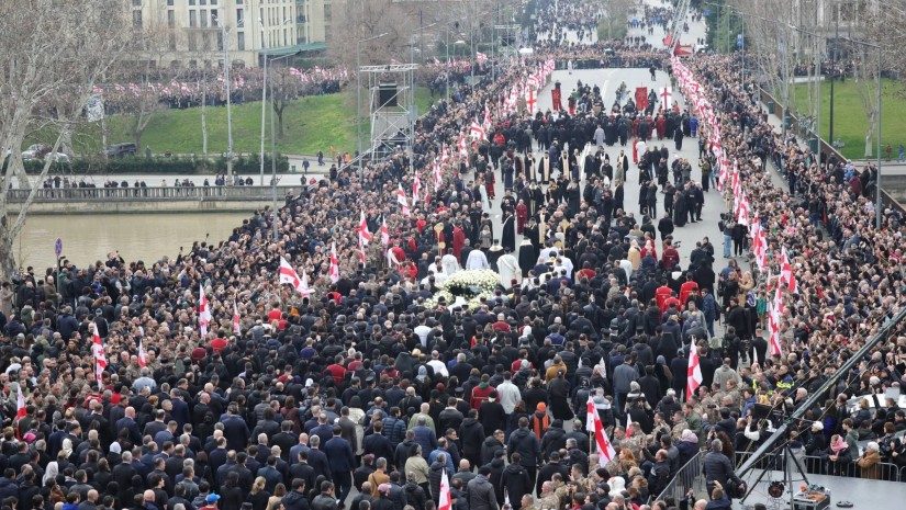 ყვავილები, ტრაპეზი 600 კაცზე... - მთავრობის ადმინისტრაცია ილია II-ის დაკრძალვის ხარჯებს ასაჯაროებს