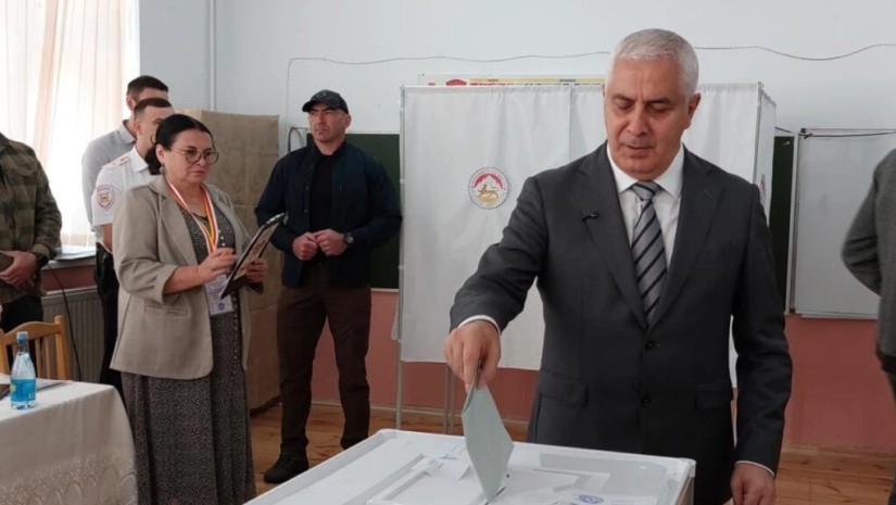 სამხრეთ ოსეთის ე.წ. საპრეზიდენტო არჩევნებში მოსკოვის ყოფილი მაღალჩინოსანი მარატ კამბოლოვი იმარჯვებს