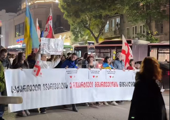 თბილისში, ლოზუნგით: „საქართველო ივანიშვილის ერთპარტიული მმართველობის წინააღმდეგ“, მარში მიმდინარეობს