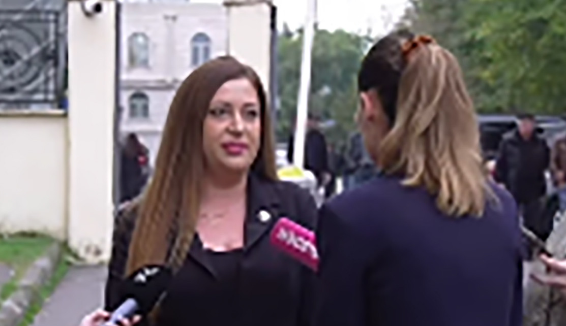 გიგა ავალიანის მკვლელობის საქმეზე დაკავებული ნია იმნაძის დედა პროკურორს სიტყვიერად დაუპირისპირდა