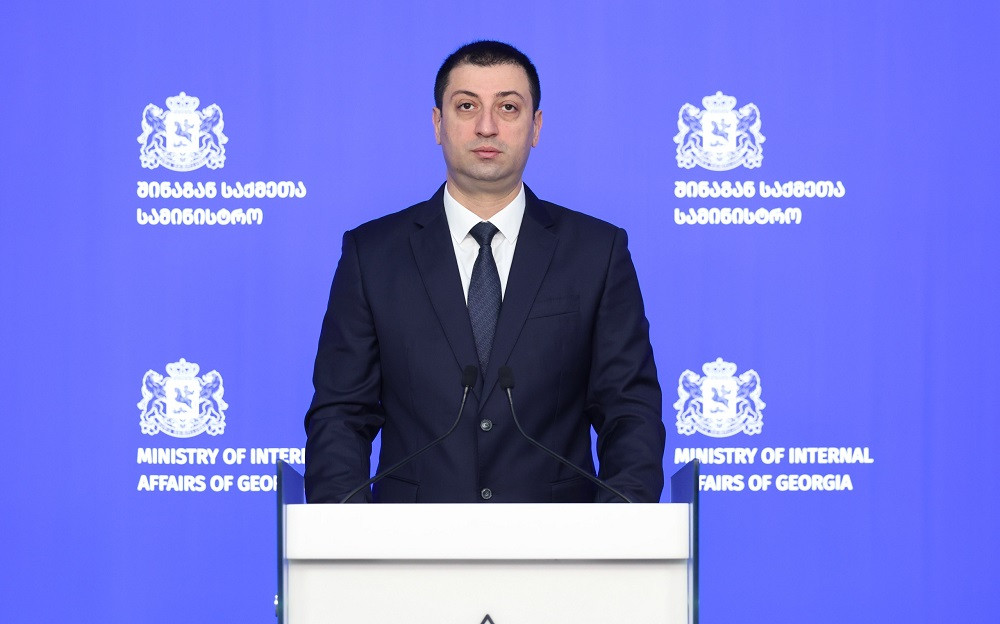 შსს-მ დააკავა ჯგუფის 7 წევრი, რომლებიც ქალების სახელით სოციალურ ქსელში ყალბ პროფილებს ქმნიდნენ, მამაკაცებს უკავშირდებოდნენ, შეხვედრაზე მისულებს კი თავს ესხმოდნენ და მათ კუთვნილ ფულსა და პირად ნივთებს ეუფლებოდნენ