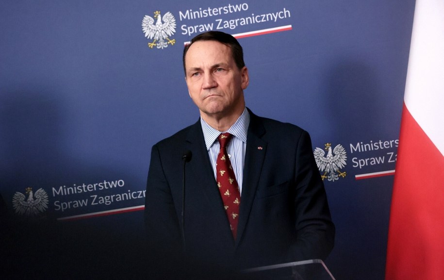 რადოსლავ სიკორსკი ილონ მასკს პასუხობს – სინამდვილეში, ამერიკული კომპანიები ფულს იმ იარაღის გაყიდვით შოულობენ, რომლის საფასურსაც ევროპელები ვიხდით