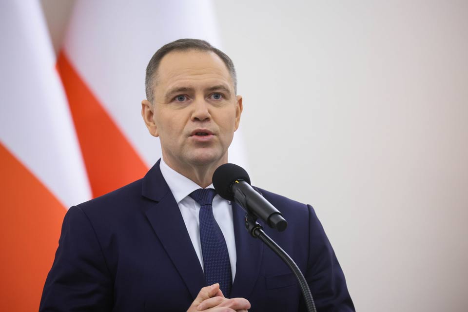 პოლონეთში საკონსტიტუციო ტრიბუნალის თავმჯდომარის ცვლილების შესახებ ინფორმაციის გავრცელების შემდეგ ვითარება დაიძაბა, კაროლ ნავროცკიმ სენეგალში ვიზიტი გააუქმა და ვარშავაში ბრუნდება