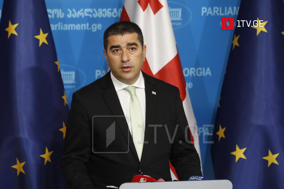 შალვა პაპუაშვილი – ვხედავთ, ბრიუსელი ევროპის სხვადასხვა ქვეყნის დედაქალაქში ძალადობას გმობს, ქართველი მოძალადეები კი, ევროპულ დროშას რადგან ატარებენ, ბრიუსელისთვის მოძალადეები არ არიან