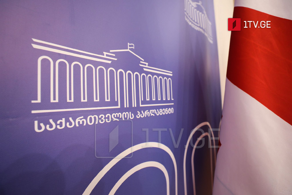 პარლამენტმა პირველი მოსმენით მხარი დაუჭირა ცვლილებას, ერთიანი, 100 000-ლარიანი ზღვრის დაწესების შესახებ, რომლის ფარგლებში ფიზიკური პირი ქონების გადასახადისგან სრულად თავისუფლდება