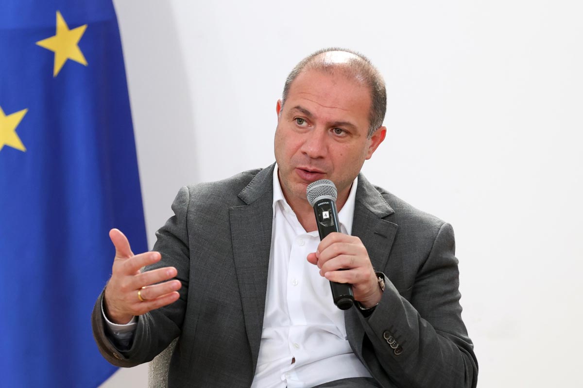 გივი მიქანაძე – ვრცელდება ცრუ ინფორმაცია, თითქოს რომელიმე სკოლის ადგილას სხვა შენობის აშენება იგეგმება, ეს არის ტყუილი, სადაც კი სკოლის დემონტაჟი განხორციელდება, იმ ადგილზე კვლავ აშენდება სკოლა