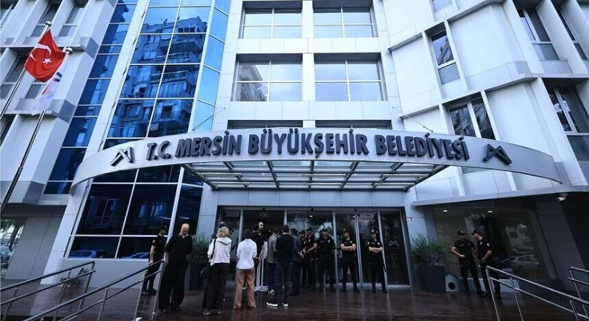 თურქეთის პოლიციამ სახელმწიფო ტენდერებთან დაკავშირებული კორუფციული საქმის ფარგლებში 59 პირი, მათ შორის მერსინის პროვინციის მერი, იენიშეჰირის და მეზითლის მუნიციპალიტეტების მერები დააკავა