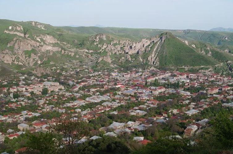 სომხური მედიის ცნობით, აზერბაიჯანელმა სამხედრომ პოზიციები დატოვა, სომხეთის საზღვარი გადაკვეთა და მშვიდობიან მოქალაქეს ცეცხლი გაუხსნა, დაშავებულის მდგომარეობა სტაბილურია, სამხედრო კი დაკავებულია