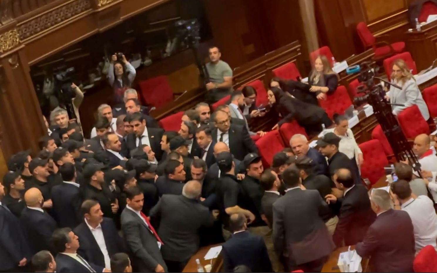 სომხეთის პარლამენტში მმართველი პარტიისა და ოპოზიციის წარმომადგენლები ერთმანეთს ფიზიკურად დაუპირისპირდნენ [ვიდეო]