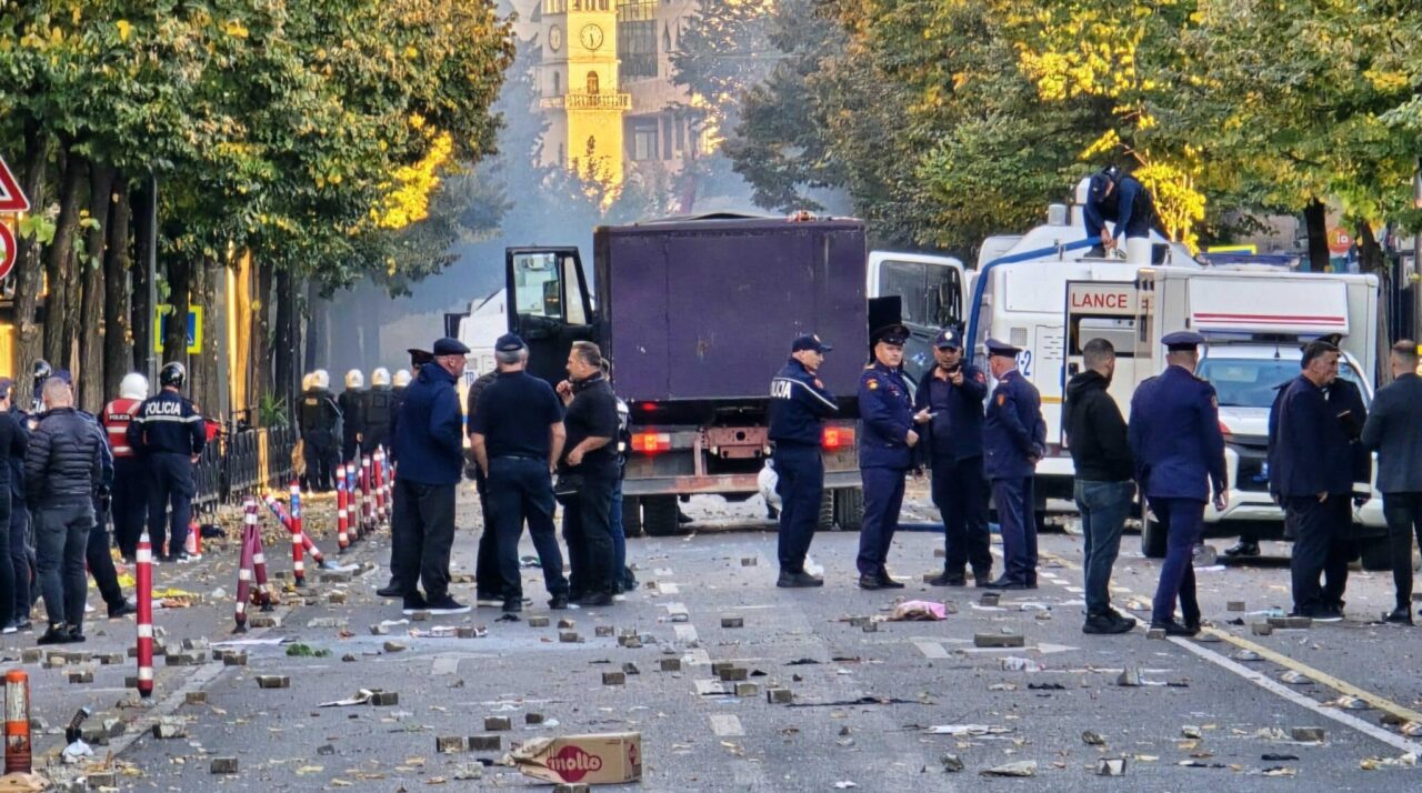 ალბანეთში, განათლების სამინისტროსთან საპროტესტო აქციაზე პოლიციასა და დემონსტრანტებს შორის შეტაკება მოხდა, პოლიციამ 23 ადამიანი დააკავა, დაშავდა ექვსი სამართალდამცველი