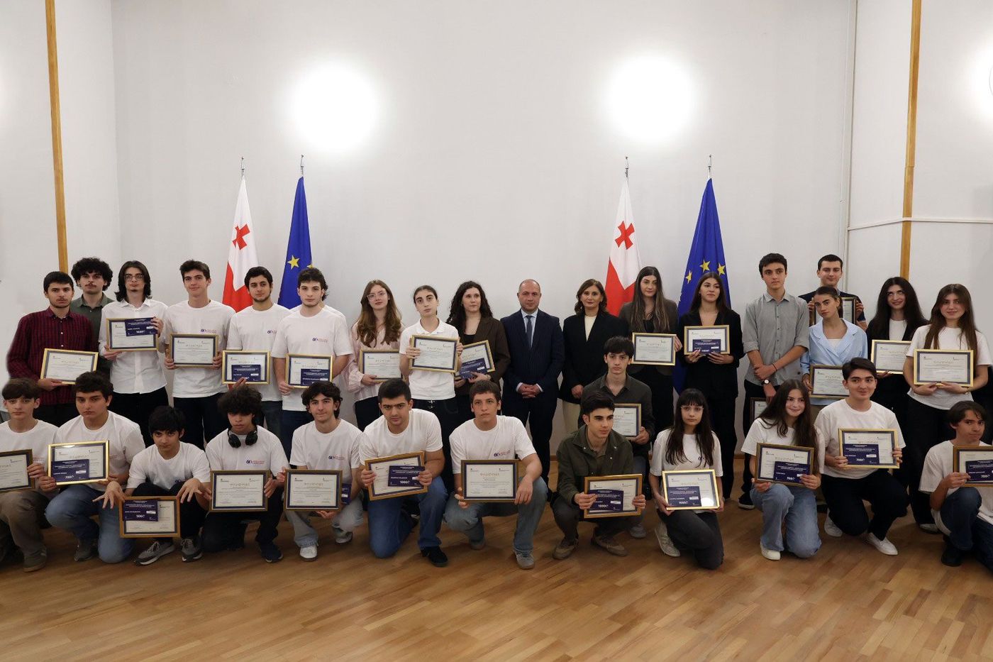 გივი მიქანაძემ ეროვნული სასწავლო ოლიმპიადის გამარჯვებული მოსწავლეები დააჯილდოვა
