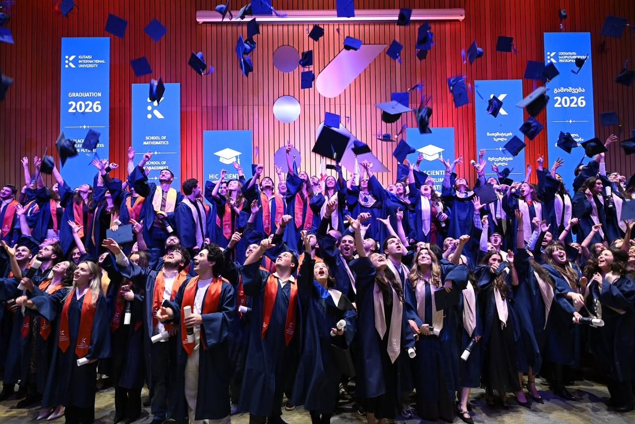 ქუთაისის საერთაშორისო უნივერსიტეტში კურსდამთავრებულთა გამოსაშვები საზეიმო ცერემონია გაიმართა
