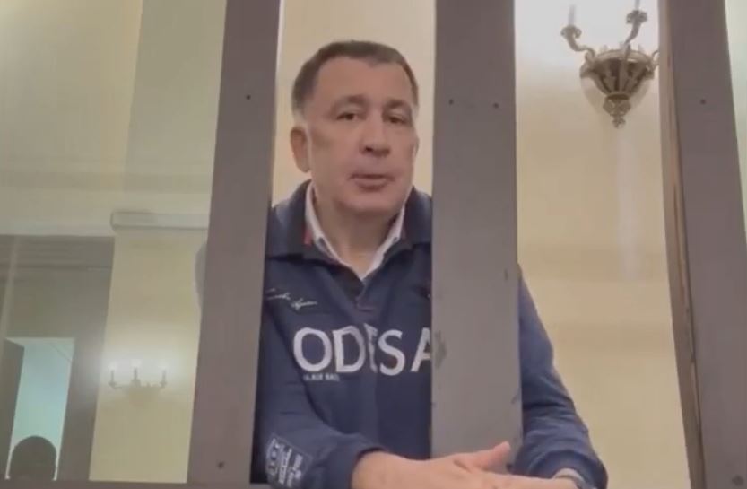 მიხეილ სააკაშვილი – ჩემს ბავშვობაში კრიმინალები მართავდნენ ქუჩას და ყველგან გვემუქრებოდნენ, თავი რომ დამეცვა, ბიძაჩემმა თემურიმ ამერიკიდან აფრიკული ბებუთი ჩამომიტანა და ხანდახან ისიც დამქონდა